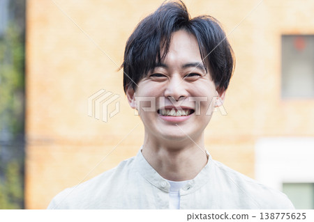 一個面帶微笑的年輕人 138775625