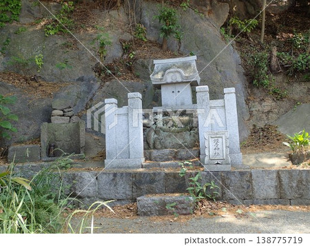 直島是位於岡山縣和香川縣之間瀨戶內海中的一個島嶼,被稱為藝術之島。 直島是位於岡山縣和香川縣之間瀨戶內海中的一個島嶼,被稱為藝術之島。 138775719
