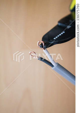 Second-class electrician skills test: Ring making, figure-eight bending. Second-class electrician skills test: Ring making, figure-eight bending. 138775760