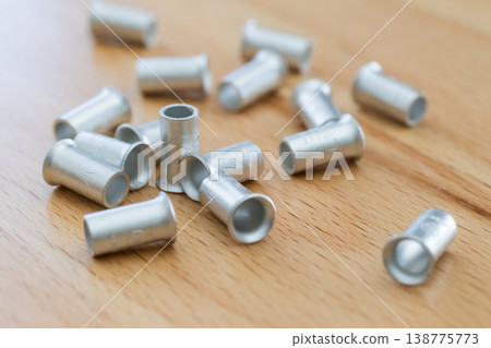 Second-class electrician skills test: Ring sleeve crimping and connection. 138775773