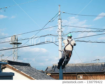 在居民區電線桿上進行電氣作業。 在居民區電線桿上進行電氣作業。 138776422