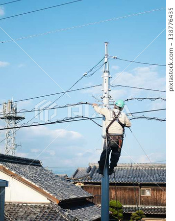 在居民區電線桿上進行電氣作業。 138776435
