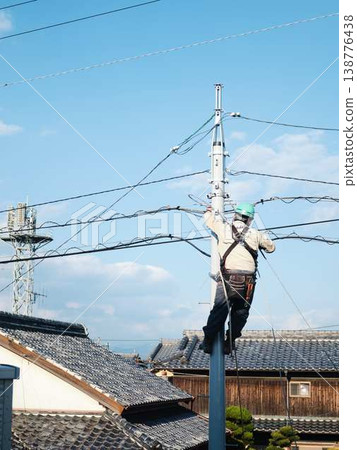 在居民區電線桿上進行電氣作業。 在居民區電線桿上進行電氣作業。 138776438
