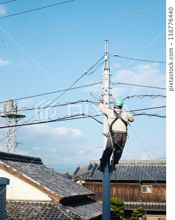 在居民區電線桿上進行電氣作業。 138776440