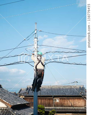 在居民區電線桿上進行電氣作業。 138776455