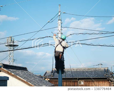 在居民區電線桿上進行電氣作業。 138776464