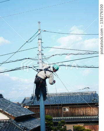 在居民區電線桿上進行電氣作業。 138776500
