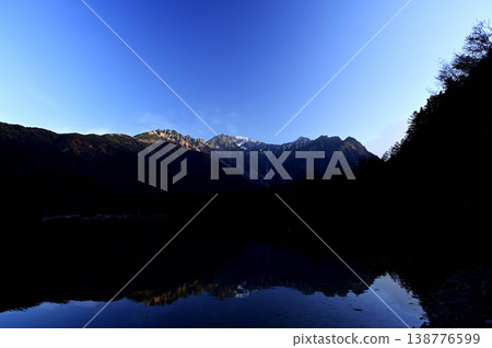 十一月,大正池和穗高山(照片攝於大正池左岸) 十一月,大正池和穗高山(照片攝於大正池左岸) 138776599
