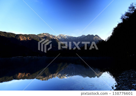 十一月，大正池和穗高山（照片攝於大正池左岸） 138776601