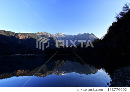 十一月，大正池和穗高山（照片攝於大正池左岸） 138776602