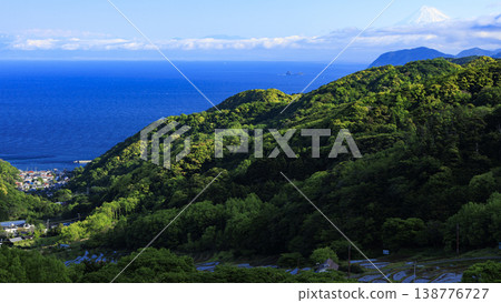 石部梯田、駿河灣以及海對岸的富士山。 石部梯田、駿河灣以及海對岸的富士山。 138776727