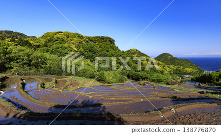 石部梯田、駿河灣以及海對岸的富士山。 石部梯田、駿河灣以及海對岸的富士山。 138776870