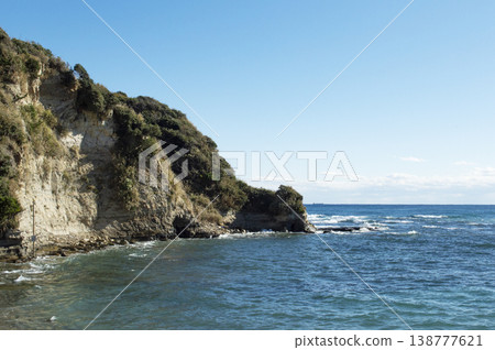 勝浦的懸崖、蔚藍的大海和蔚藍的天空 勝浦的懸崖、蔚藍的大海和蔚藍的天空 138777621