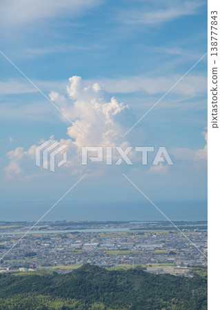 從三重縣伊勢志摩天際線上的市田展望台眺望伊勢灣 從三重縣伊勢志摩天際線上的市田展望台眺望伊勢灣 138777843