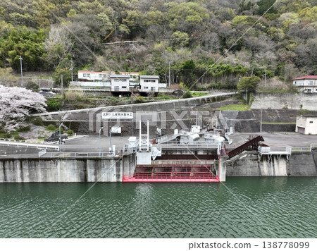 德島縣吉野川北岸灌溉取水口的空拍畫面。 德島縣吉野川北岸灌溉取水口的空拍畫面。 138778099