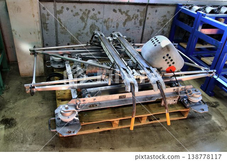 Over 50 years old... The veteran commuter train '8000 series' PT-4815-A-M (lower frame crossing type) pantograph Over 50 years old... The veteran commuter train '8000 series' PT-4815-A-M (lower frame crossing type) pantograph 138778117