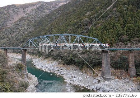JR 四國特急列車南風號駛過大步危峽的 2 號吉野川橋（左側為岡山，右側為高知）。 138778160