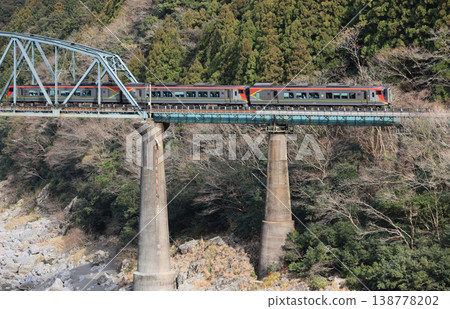 JR 四國特急列車南風號駛過大步危峽的 2 號吉野川橋（左側為岡山，右側為高知）。 138778202