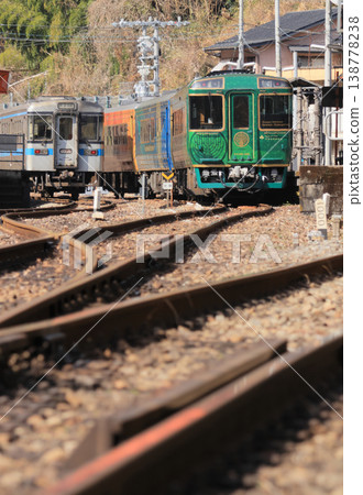 JR Shikoku's sightseeing train "Shikoku Mannaka Sennen Monogatari" is parked alongside a regular train at Oboke Station on the Dosan Line. 138778238