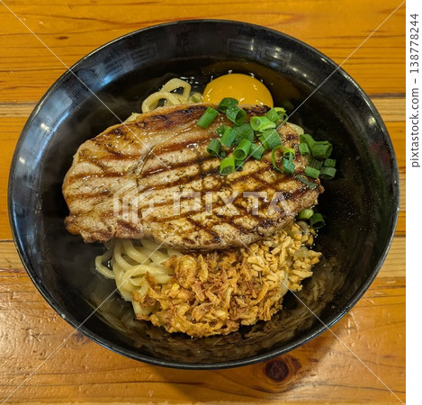 油麵上放著一大塊豬肉 油麵上放著一大塊豬肉 138778244