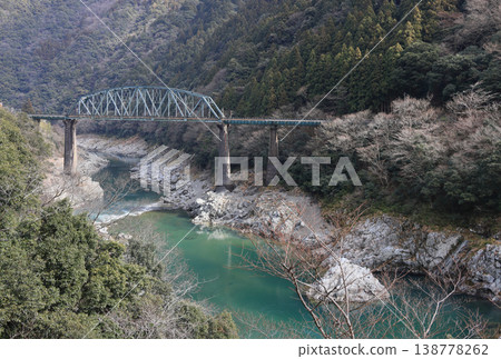 JR四國線，大步危峽吉野川第二座大橋（左側為高松，右側為高知） 138778262