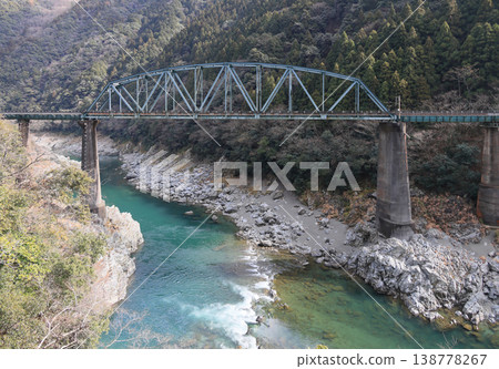 JR四國線，大步危峽吉野川第二座大橋（左側為高松，右側為高知） 138778267
