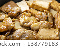 炒雞肉和炸豆腐的烹飪過程場景。 138779183