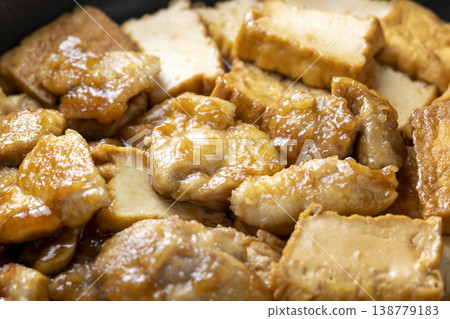 炒雞肉和炸豆腐的烹飪過程場景。 炒雞肉和炸豆腐的烹飪過程場景。 138779183