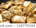炒雞肉和炸豆腐的烹飪過程場景。 138779184