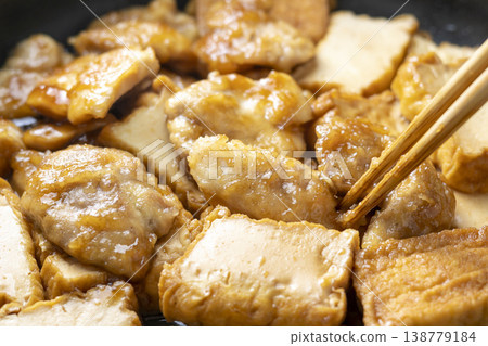 炒雞肉和炸豆腐的烹飪過程場景。 炒雞肉和炸豆腐的烹飪過程場景。 138779184