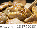 炒雞肉和炸豆腐的烹飪過程場景。 138779185