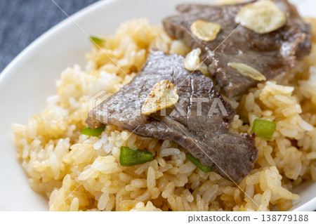 烤肉炒飯的特寫。 烤肉炒飯的特寫。 138779188