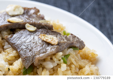 烤肉炒飯的特寫。 烤肉炒飯的特寫。 138779189