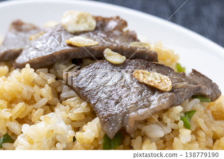 烤肉炒飯的特寫。 138779190