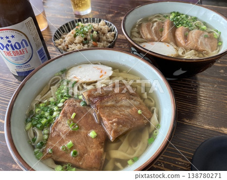 沖繩的獵戶座啤酒和沖繩的牛肉蕎麥麵 138780271