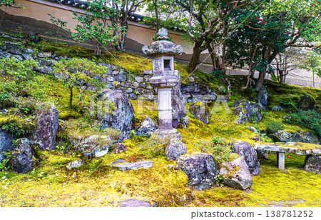 京都靈觀寺庭園中的石燈籠 京都靈觀寺庭園中的石燈籠 138781252