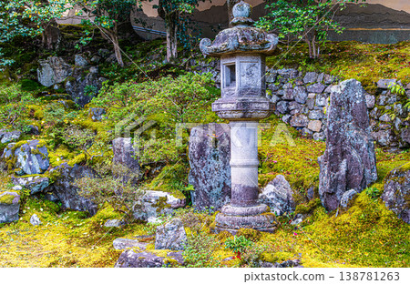 京都靈觀寺庭園中的石燈籠 京都靈觀寺庭園中的石燈籠 138781263