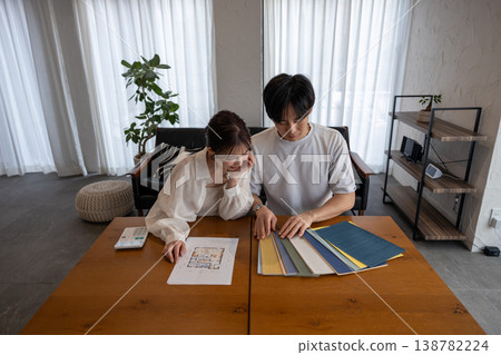 一對年輕夫婦正在挑選壁紙樣品 一對年輕夫婦正在挑選壁紙樣品 138782224