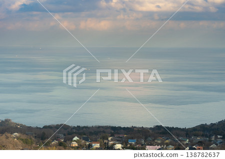 從空中俯瞰一座海濱小鎮,海天一色,風平浪靜。 從空中俯瞰一座海濱小鎮,海天一色,風平浪靜。 138782637