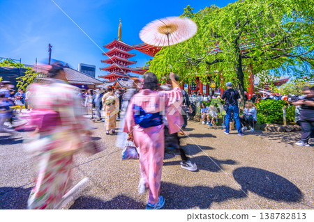 Inbound tourism continues to thrive in Tokyo's urban landscape... Asakusa Temple is bustling with foreign tourists. It feels like being in a foreign country... = April 12th Inbound tourism continues to thrive in Tokyo's urban landscape... Asakusa Temple is bustling with foreign tourists. It feels like being in a foreign country... = April 12th 138782813