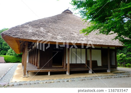 【神奈川縣】一座被綠樹環繞的茅草屋頂老農舍 【神奈川縣】一座被綠樹環繞的茅草屋頂老農舍 138783547