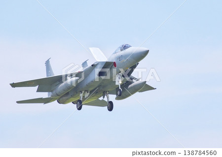 第303中隊的F-15J戰鬥機準備著陸 138784560