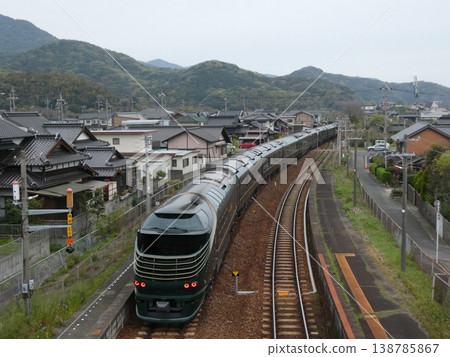 暮光特快水風號列車駛過山陰本線吉見站。 暮光特快水風號列車駛過山陰本線吉見站。 138785867