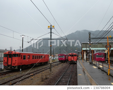 日本國鐵（JNR）型列車在磐丹線寺前站集結。 138786004