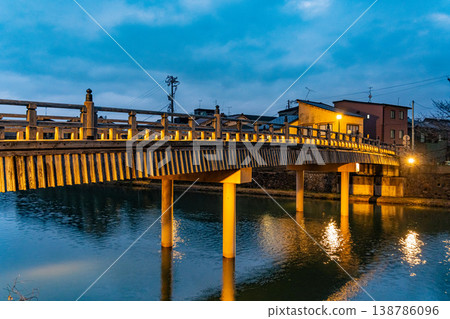 日本金澤市和江町茶屋地區的傍晚和夜景。 138786096