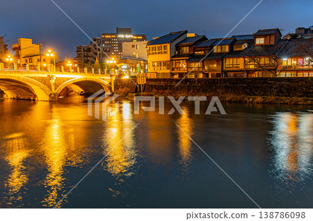 日本金澤市和江町茶屋地區的傍晚和夜景。 138786098