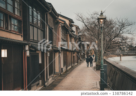 日本金澤市和江町茶屋地區的傍晚和夜景。 日本金澤市和江町茶屋地區的傍晚和夜景。 138786142