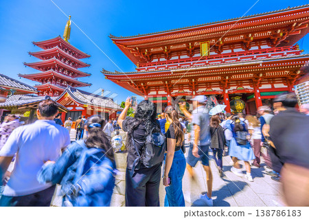 入境旅遊在東京的都市景觀中持續蓬勃發展…淺草寺裡擠滿了外國遊客，彷彿置身異國他鄉…= 4月12日 138786183