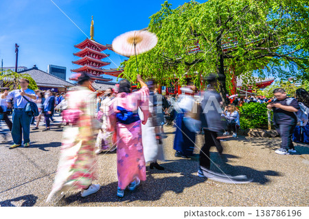 Inbound tourism continues to thrive in Tokyo's urban landscape... Asakusa Temple is bustling with foreign tourists. It feels like being in a foreign country... = April 12th Inbound tourism continues to thrive in Tokyo's urban landscape... Asakusa Temple is bustling with foreign tourists. It feels like being in a foreign country... = April 12th 138786196