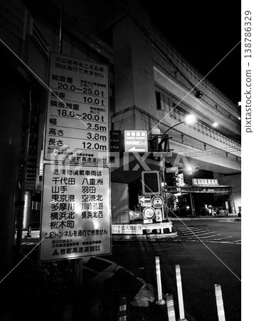 夜間進入大都會高速公路的入口 138786329
